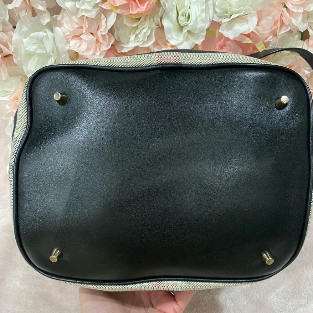 ***SOLD***Burberry Ashby Medium Bucket Bag - Picture 4 of 9